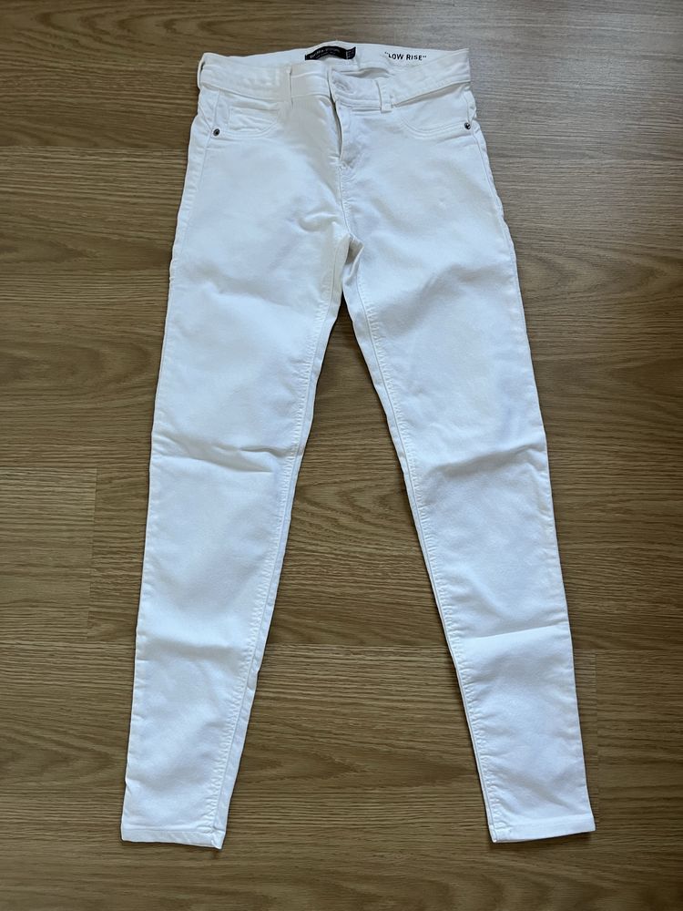 Calças de ganga branca da Bershka
