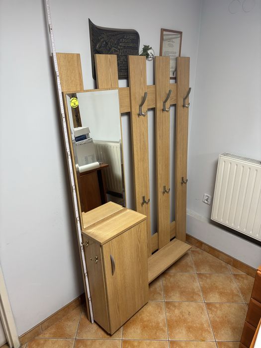 Garderoba wieszana na scianę z lustrem