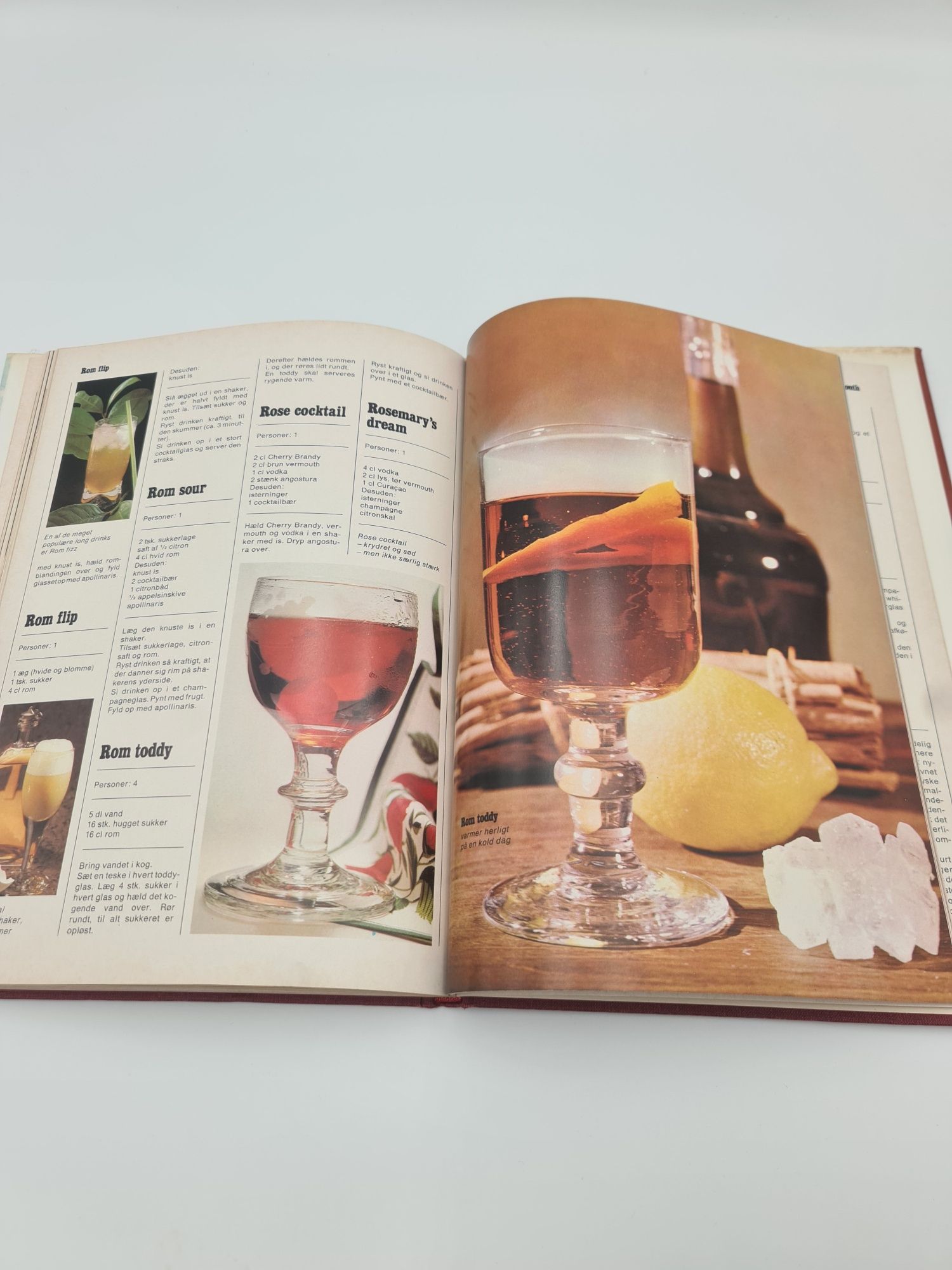 Ilustrowany album wydany lata 70-te drinków z całego świata