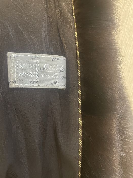 стильна та елегантна норкова шуба з капюшоном поперечна коричнева