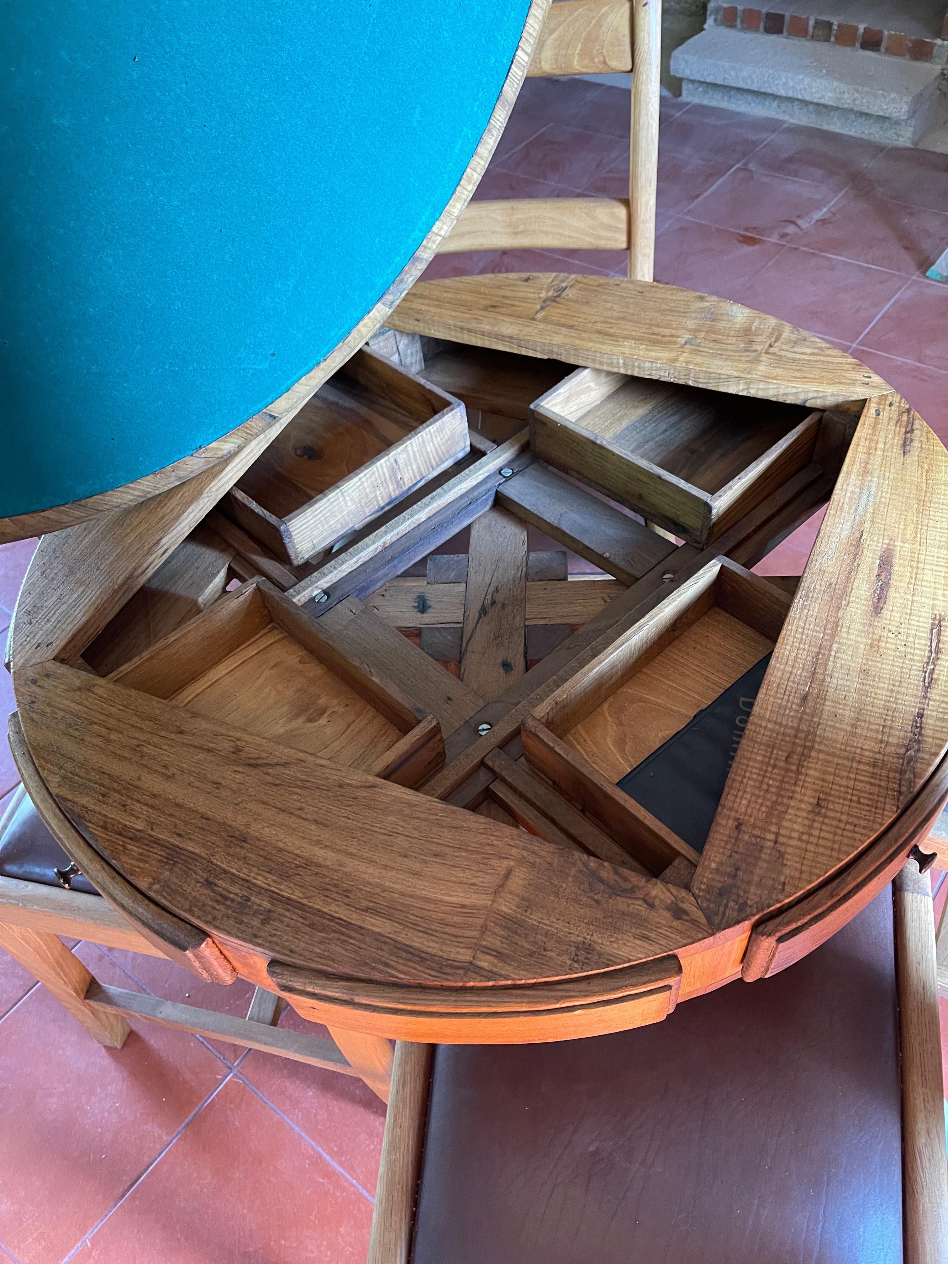 Mesa de jogos em Castanho