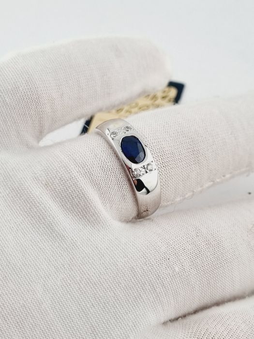 Золотое кольцо с сапфиром и бриллиантами