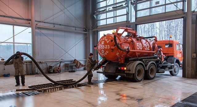 Выкачка сливных ям от 3 до 16 кубов. Прочистка труб.Оперативный выезд