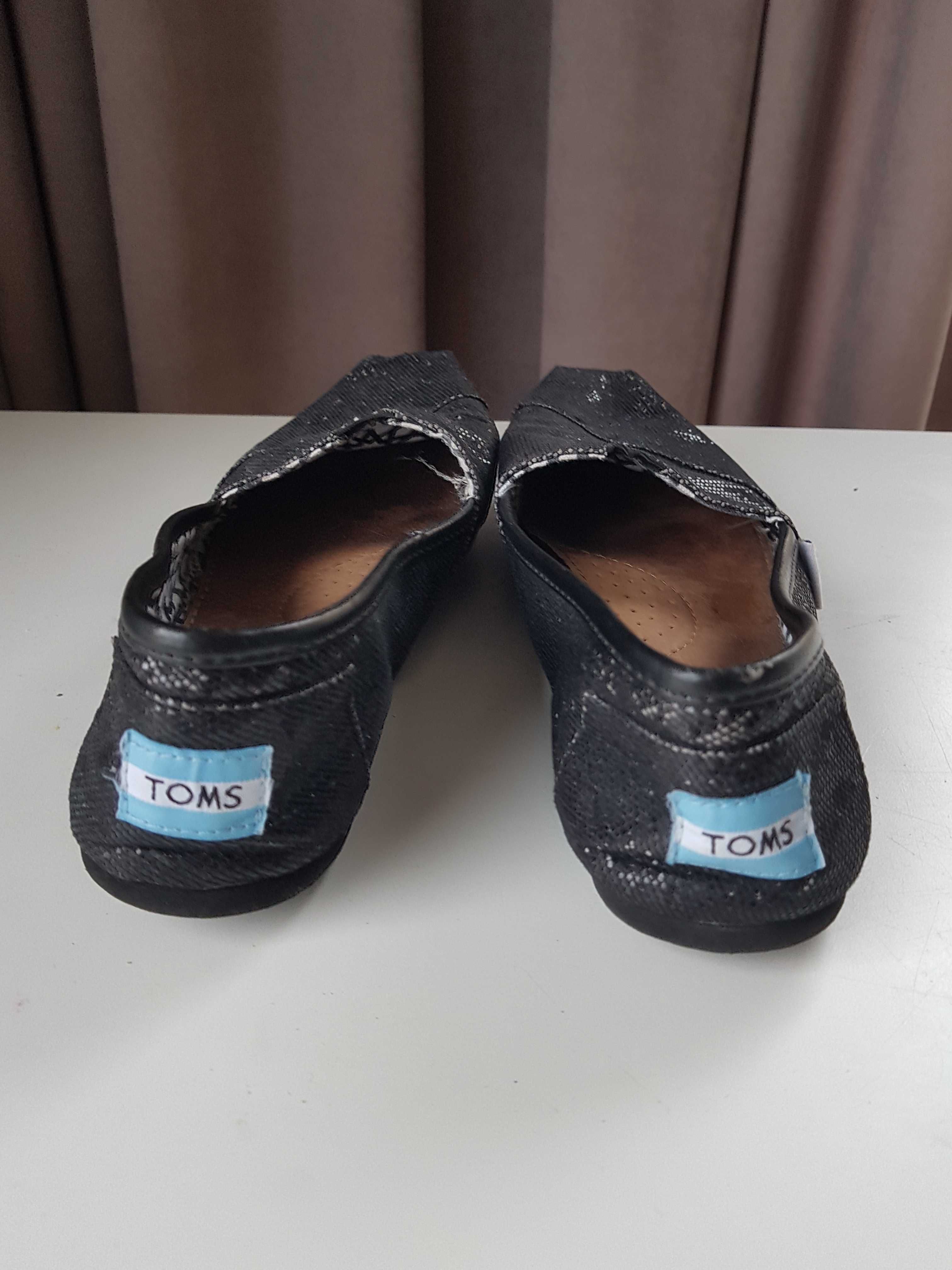 Toms slip on czarne brokatowe W8