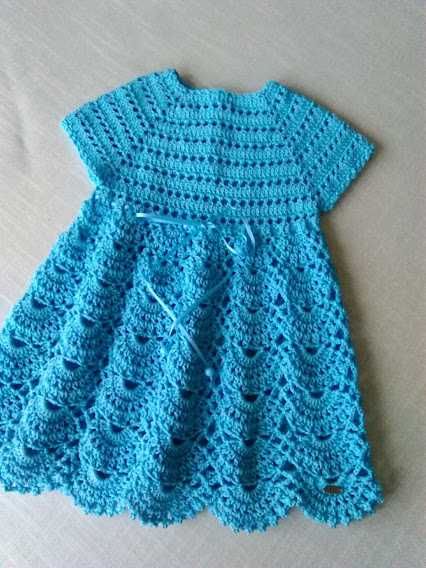 Niebieska sukienka robiona na szydełku