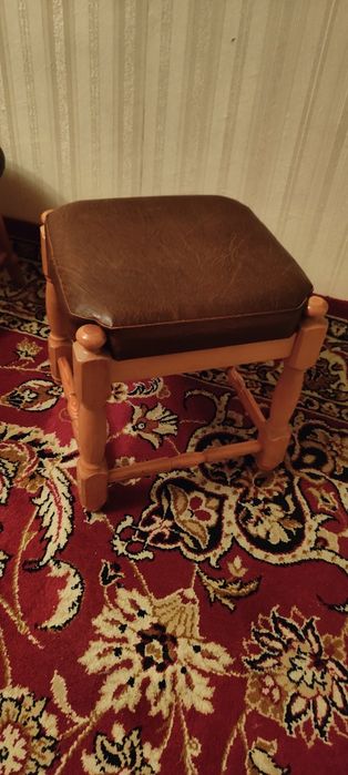 Taboret tapicerowany niski
