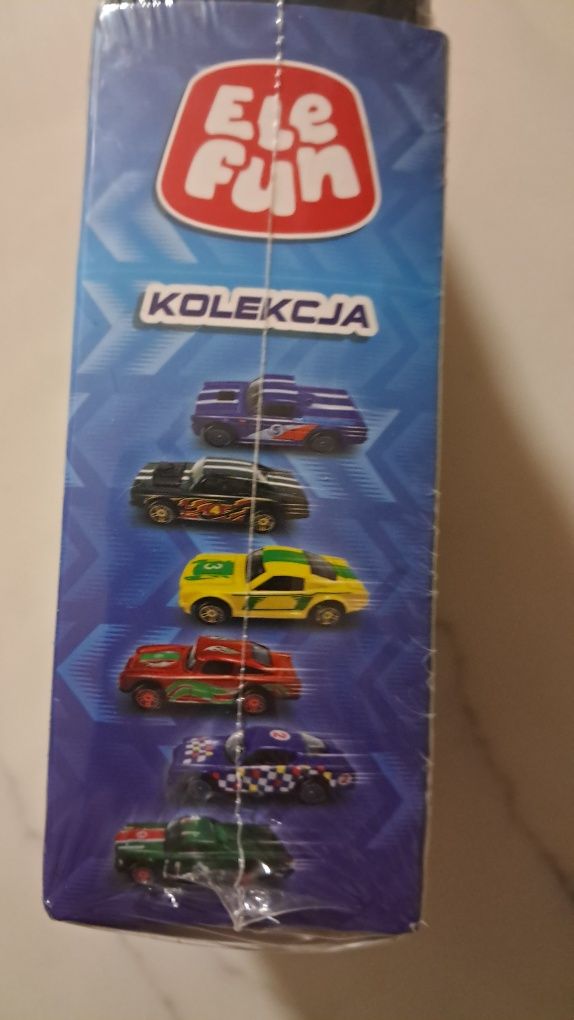 Modele samochodów Ele Fun 1:64 w kontenerkach