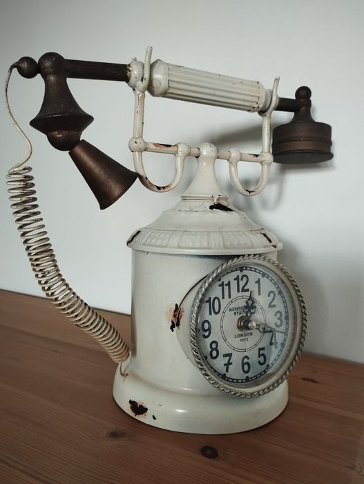 Zegar w formie starego telefonu