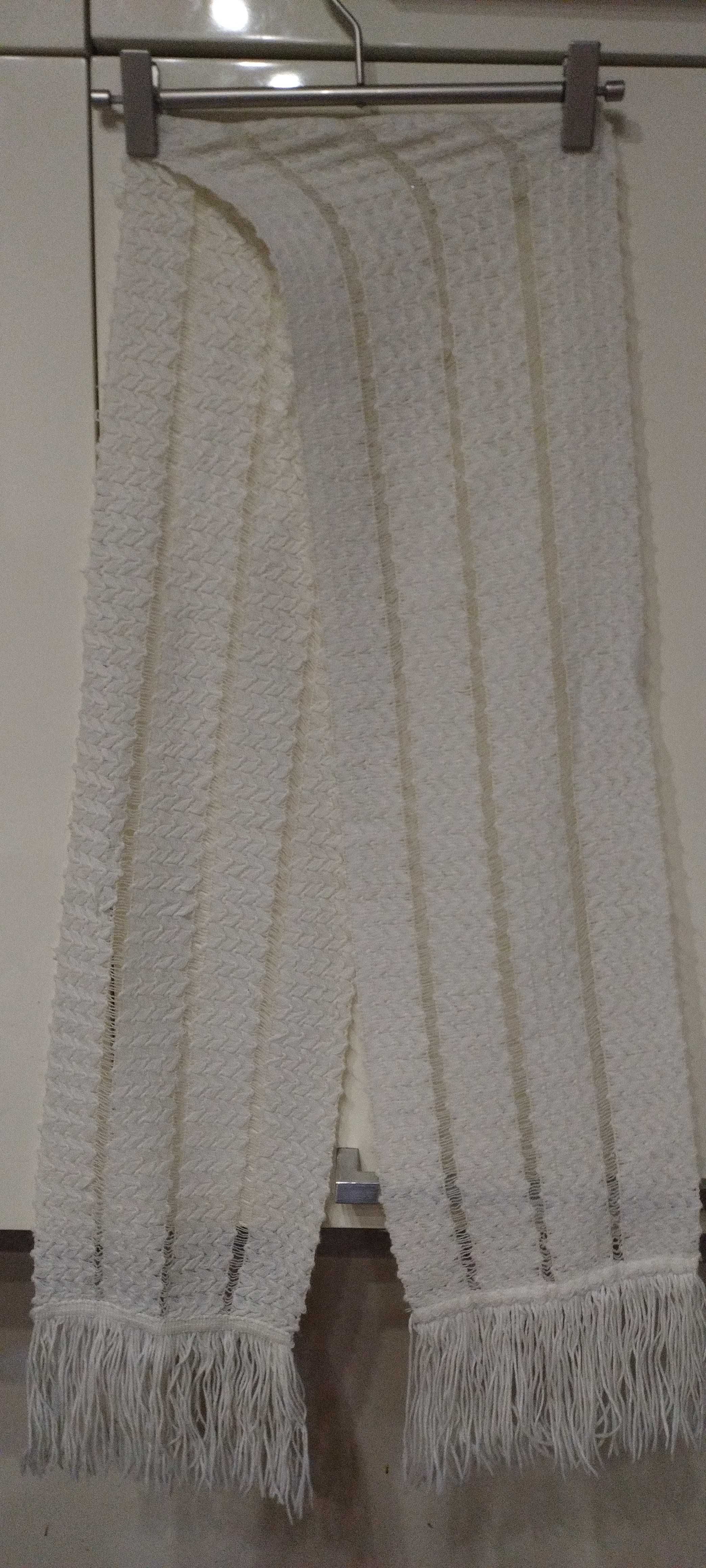 Szalik biały z ażurowe wzory.