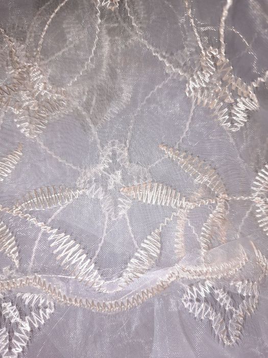 Вишита квітами гардіна з органзи