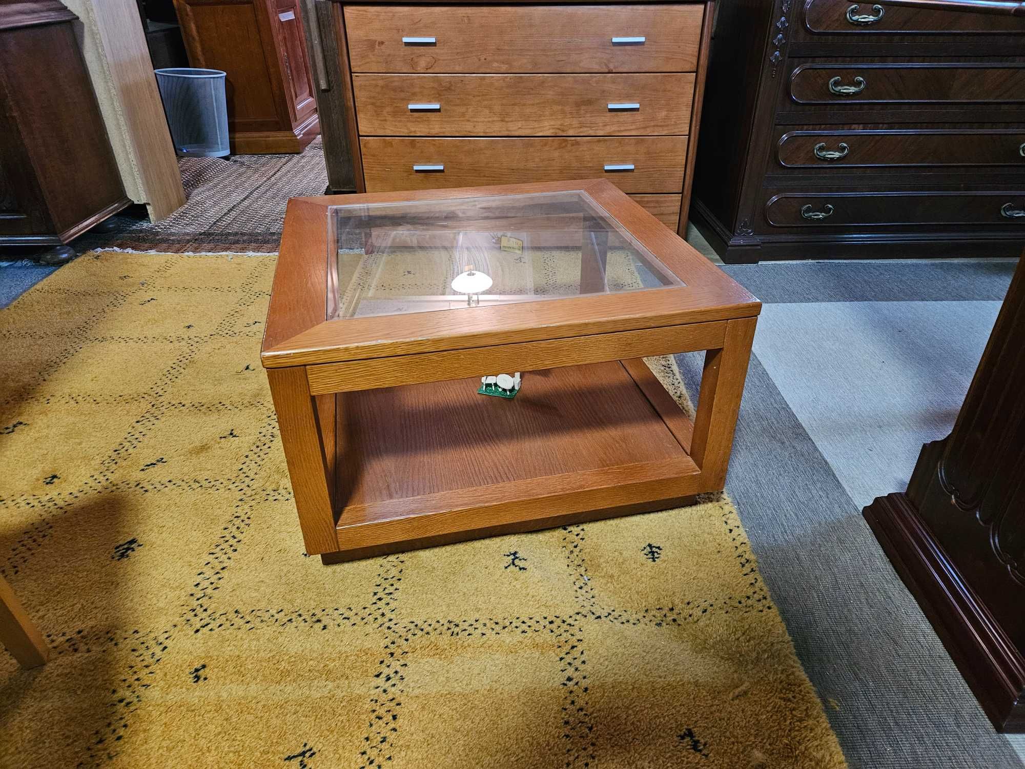 Mesa de centro quadrada em madeira com tampo em v