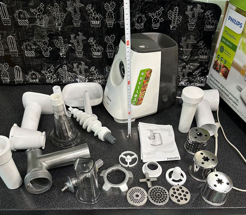 Мясорубка FHILIPS HR2714; 3 в 1 - мясорубка, овощерезка, соковыжималка