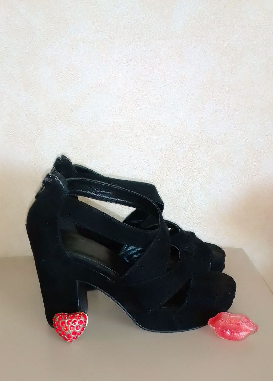 Свои замшевые босоножки NEW LOOK. Made in Turkey. Размер 37 (22.5 см).