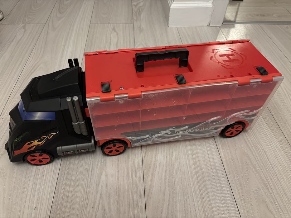 Składana skrzynka transportowa na kółkach.