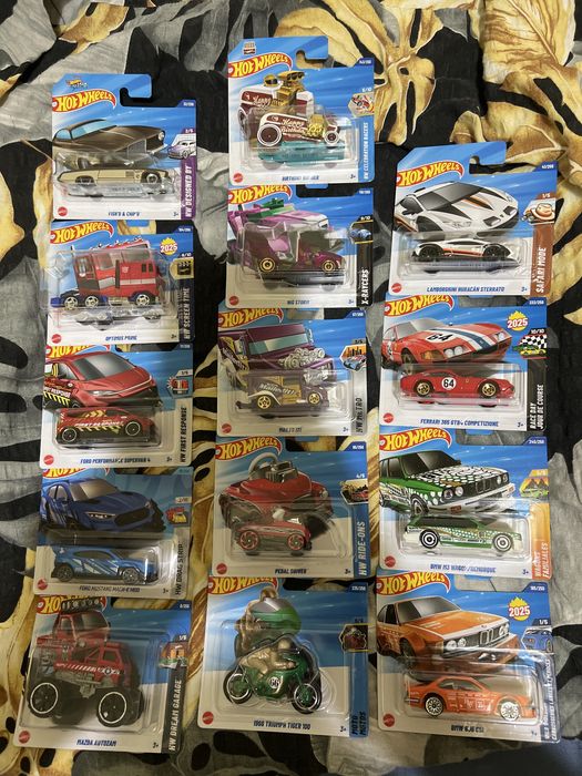 Zestaw 14 autek Hot Wheels