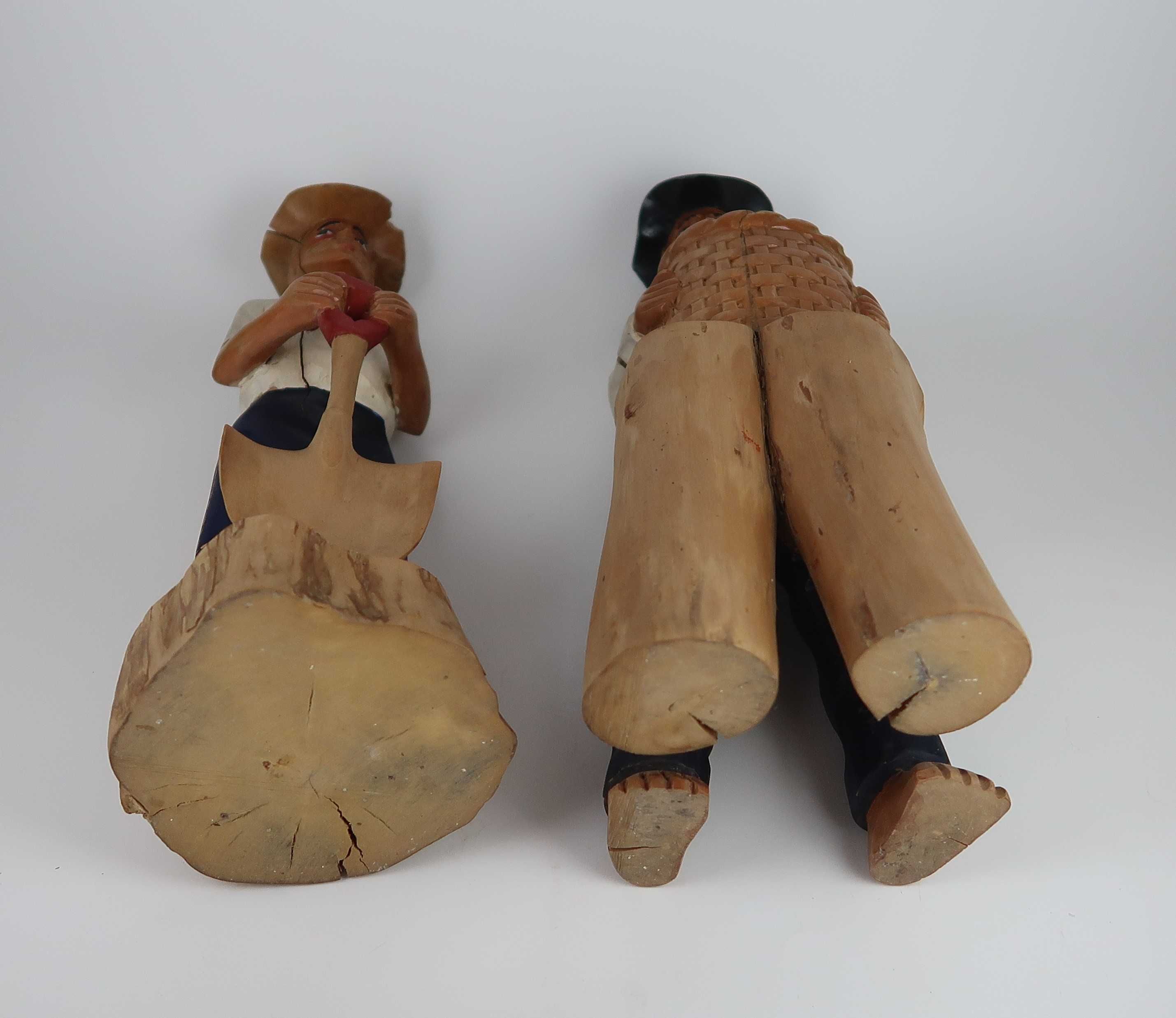 2 Esculturas em madeira esculpida