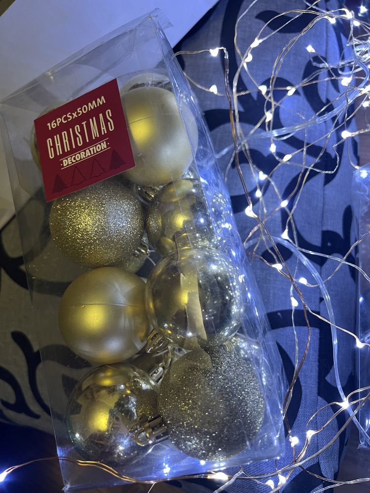 Іграшки на ялинку кульки новорічні пластикові та скляні