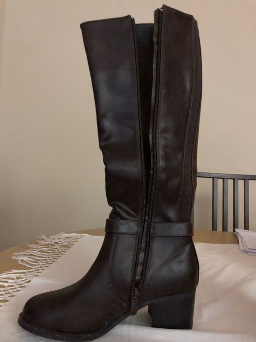 Par de botas cor castanho escuro