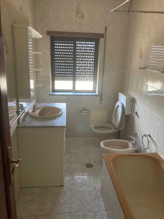 Aluga-se t3 moradia 1° andar