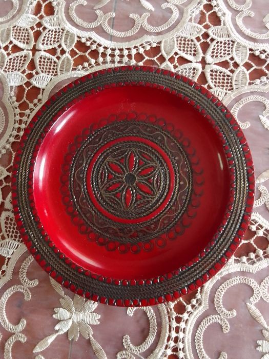 Drewniany talerz z miedzią.