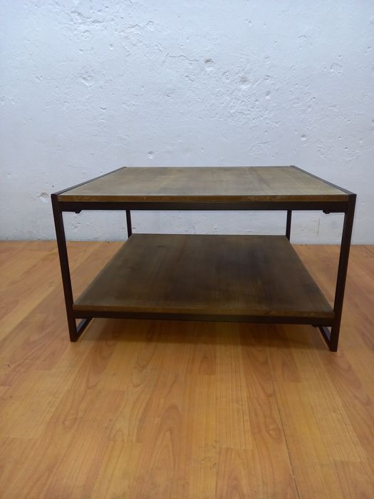 Stolik na metalowej ramie.