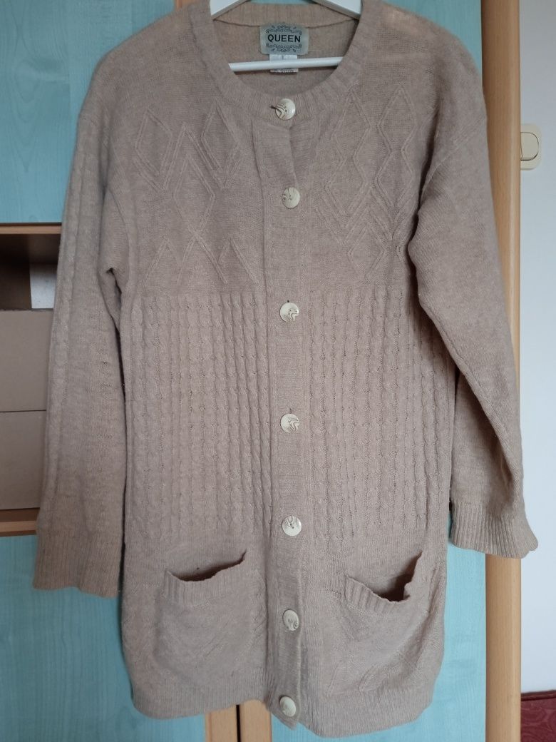 Beżowy zapinany na guziki kardigan, sweter. angora i welna.