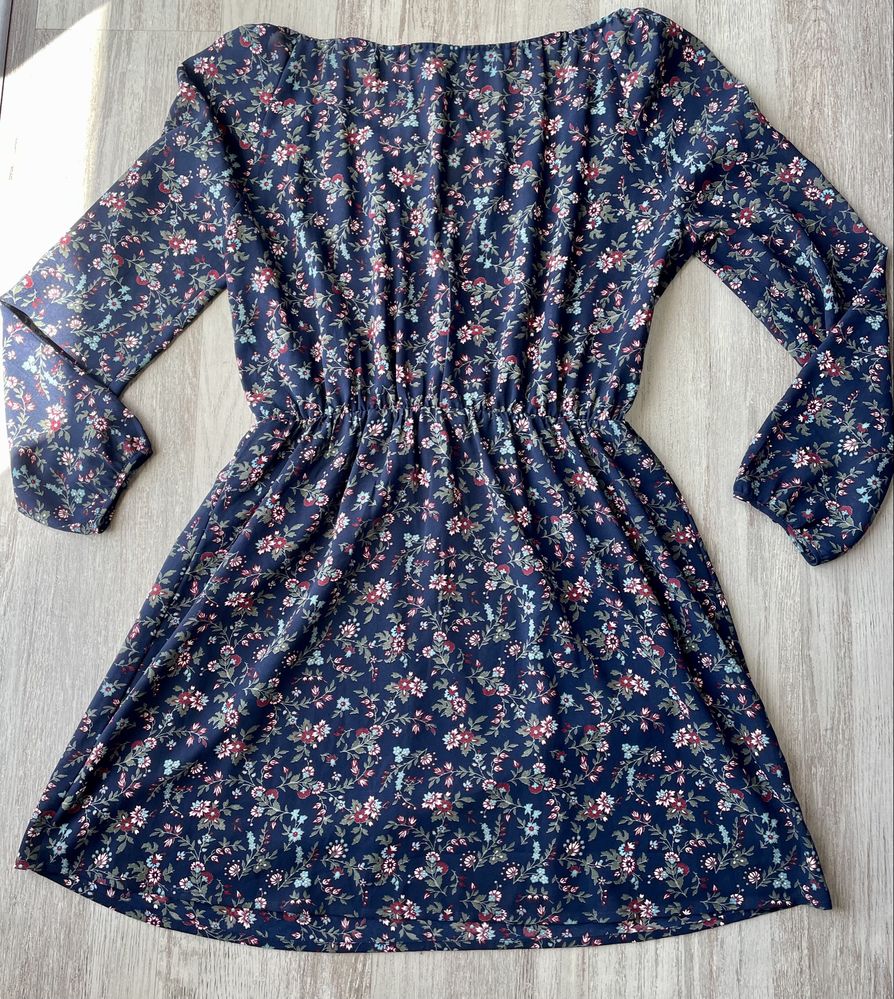 Vestido azul marinho com flores (Stradivarius, tamanho L)