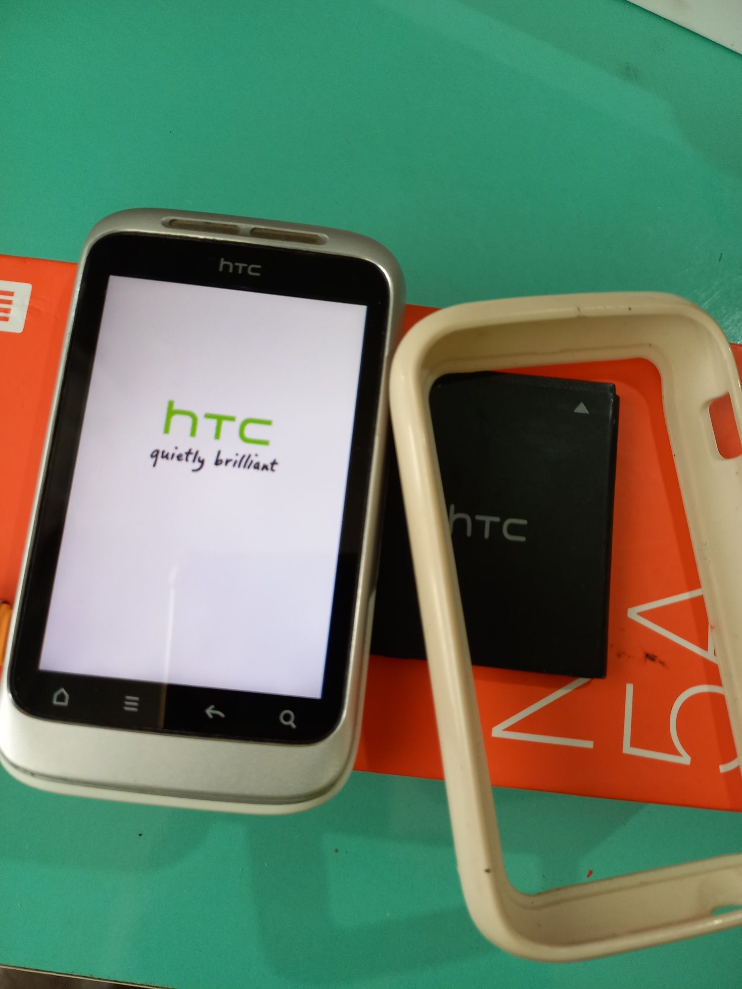 Сенсорный телефон HTC.