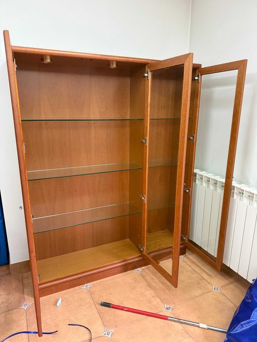 Cristaleira em madeira e vidro – com prateleiras e iluminação