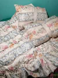 Conjunto vintage de edredão e almofadas padrão florido