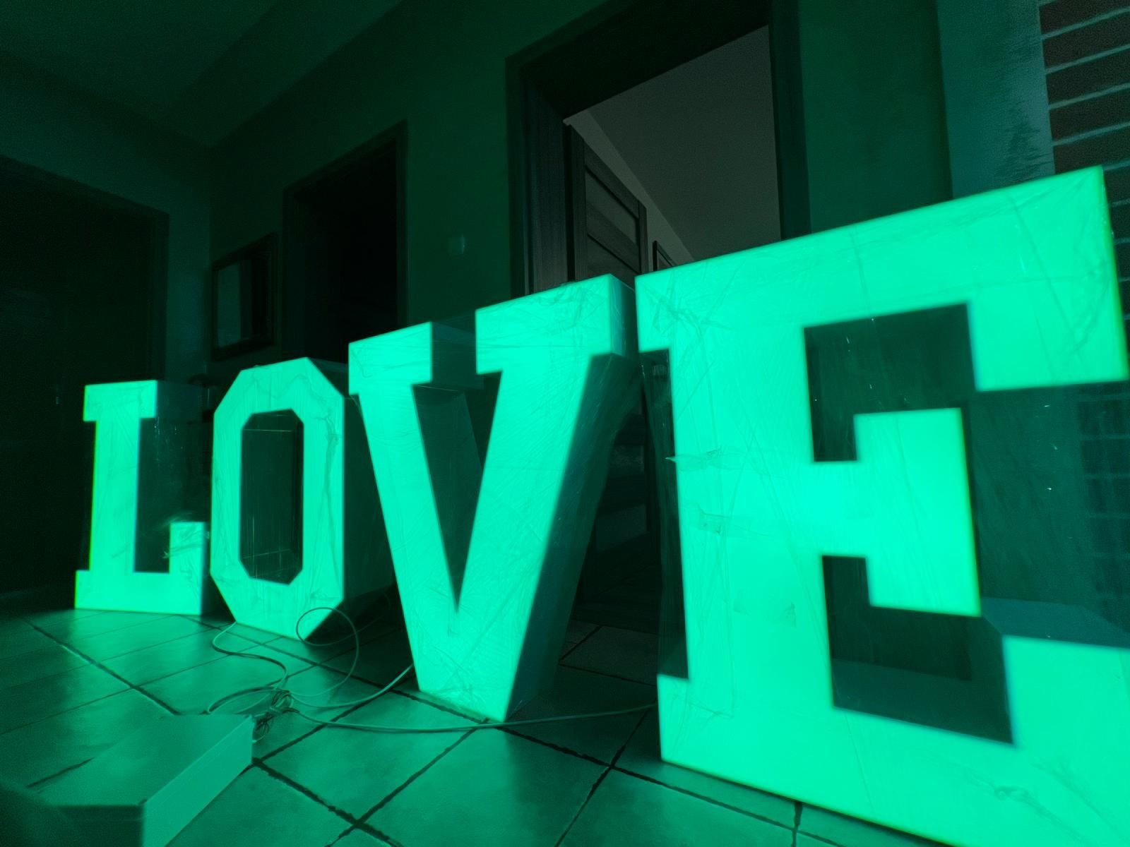 Napis Led Love podświetlany