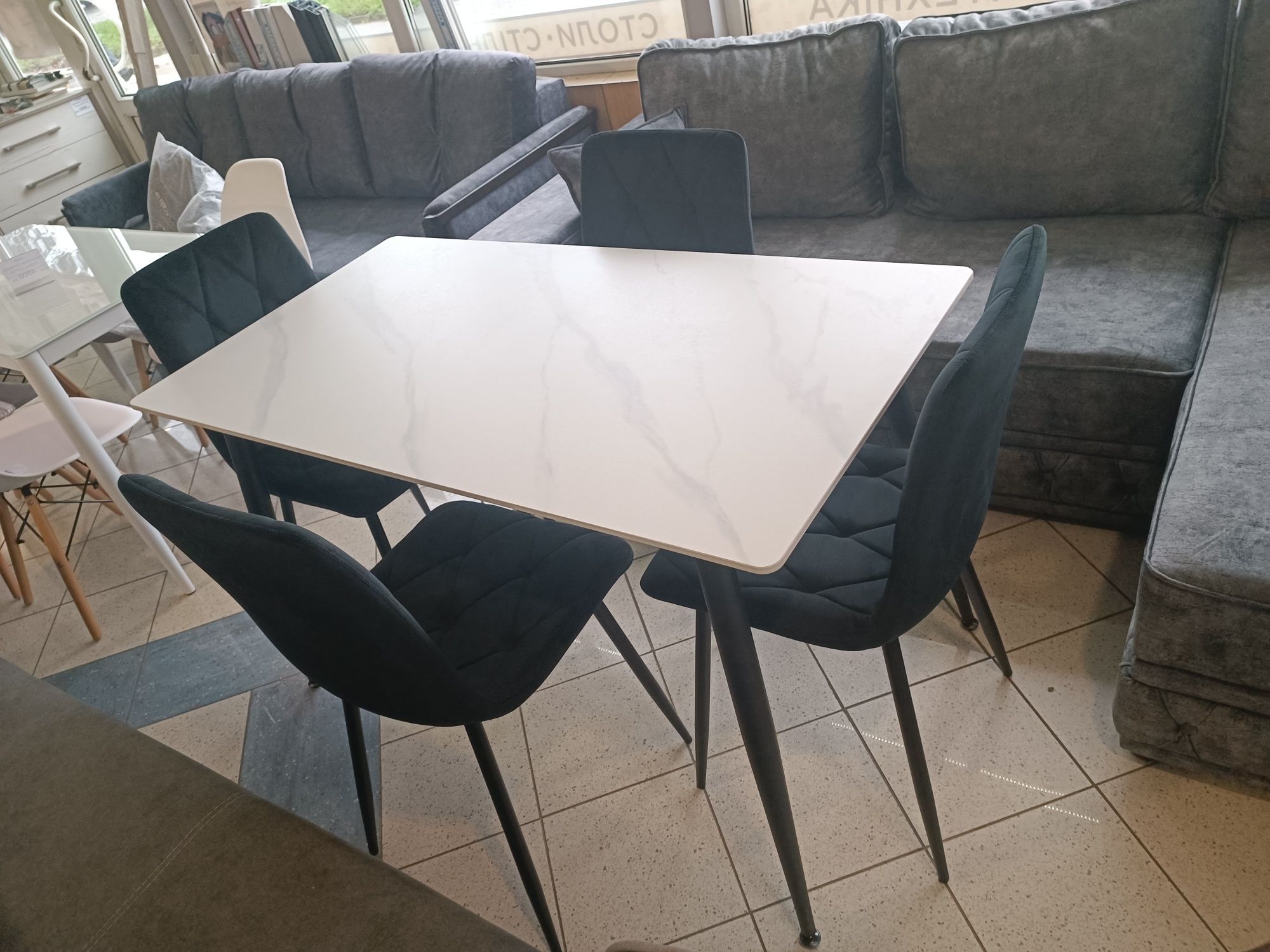 Комплект стіл і стільці в наявності