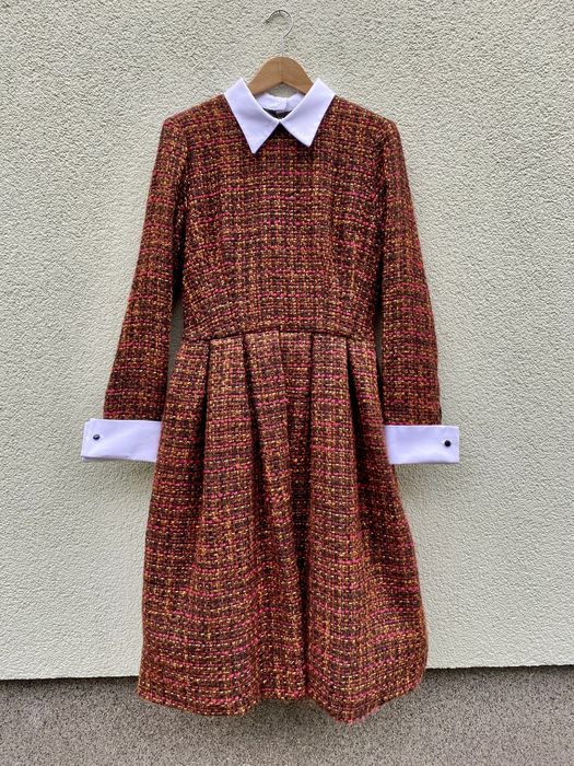 Pomarańczowa brązowa tweedowa sukienka midi z kołnierzem Stella Jean