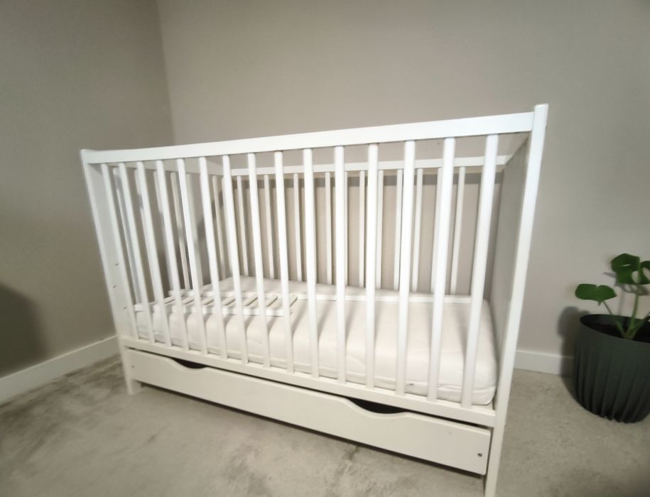 Łóżeczko dziecięce z szufladą + materac + ochraniacze