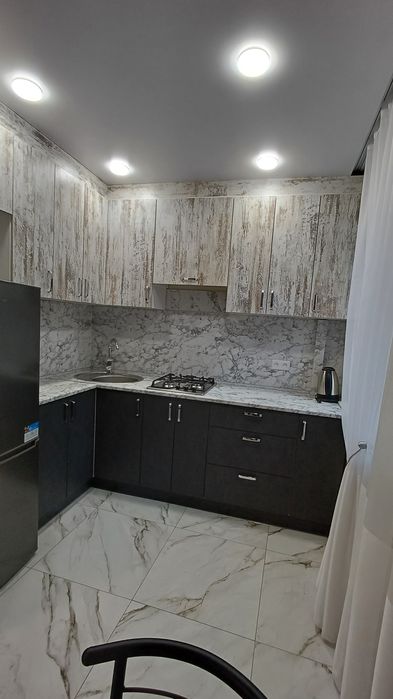 Здам подобово 1 кімнатну квартиру-студію.