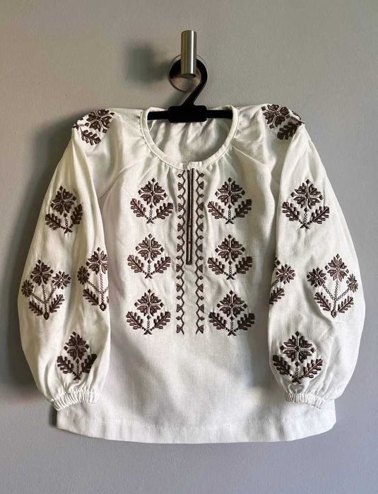 Дитячі вишиванки для дівчинки молочна блуза з довгим рукавом в школу