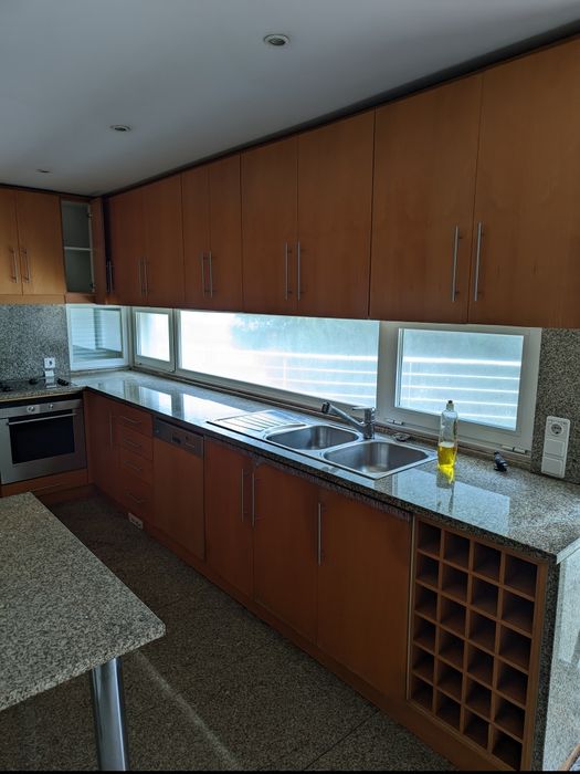 Cozinha totalmente equipada, em bom estado de conservação.