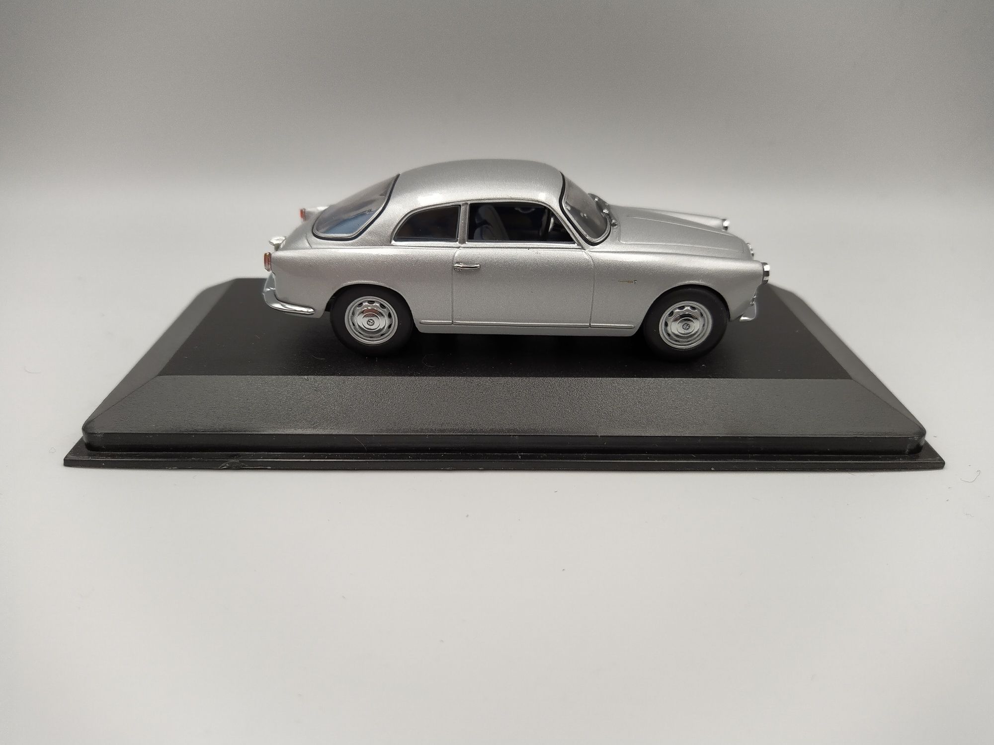 Alfa Romeo Giulietta Sprint 1:43 Minichamps