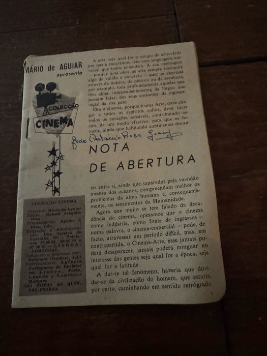 Livro antigo com inmagens A preto e branco