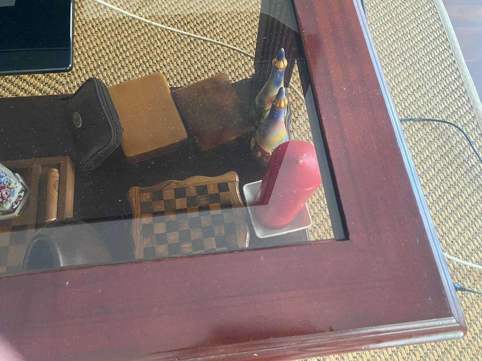 Vendo mesa em madeira e tampo de vidro de centro! novo preço