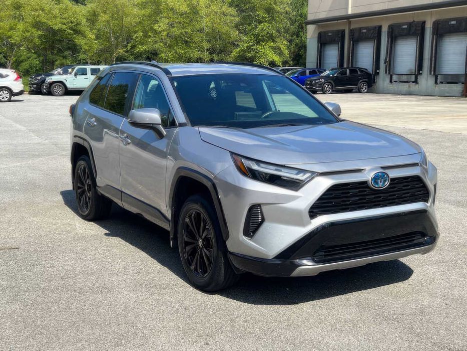Toyota RAV4 Hybrid SE      2023