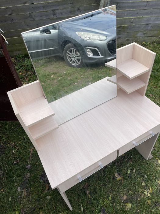 Столик косметичний