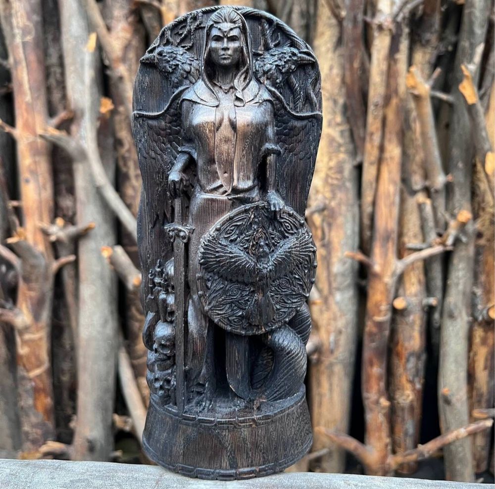 Статуетка з дерева - богиня Морріган.