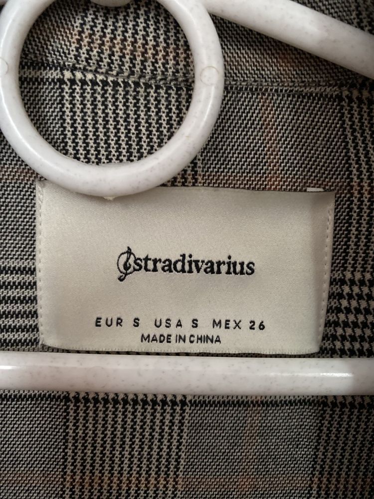 Пиджак в клетку от Stradivarius