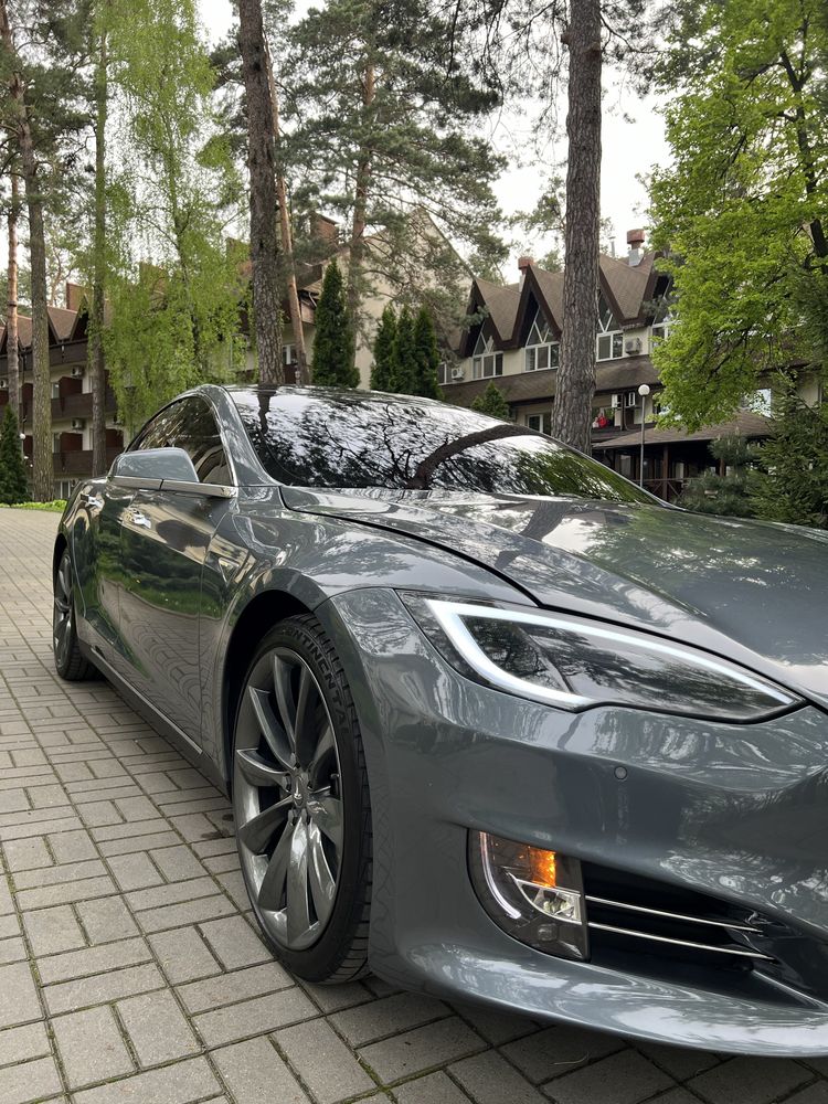 Tesla Model S 85