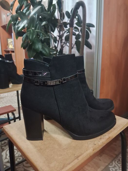 Осіні ботінки на замку.