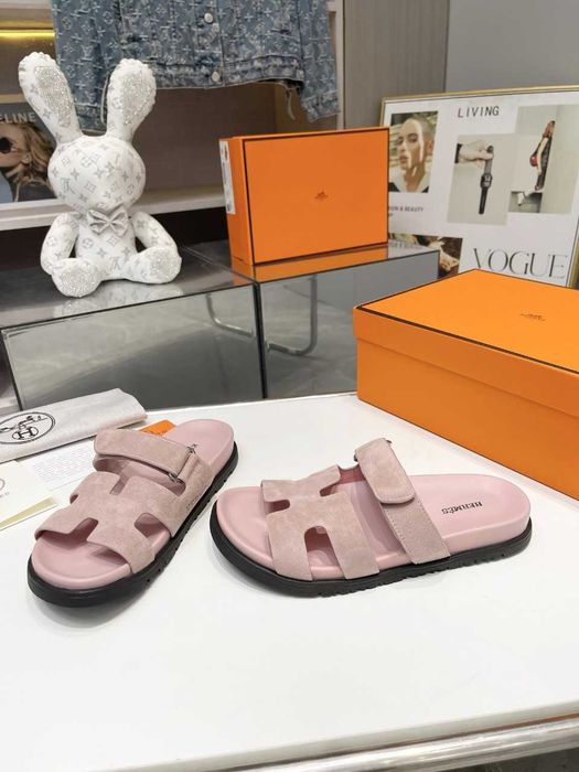 Letnie klapki HERMES Chyre komfort i prestiż buty