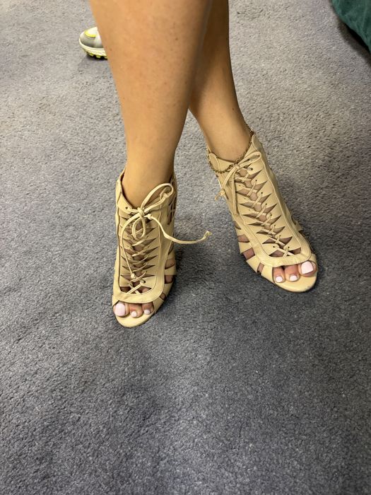 Kazar sandały na obcasie botki peep toe z ażurowym wzorem