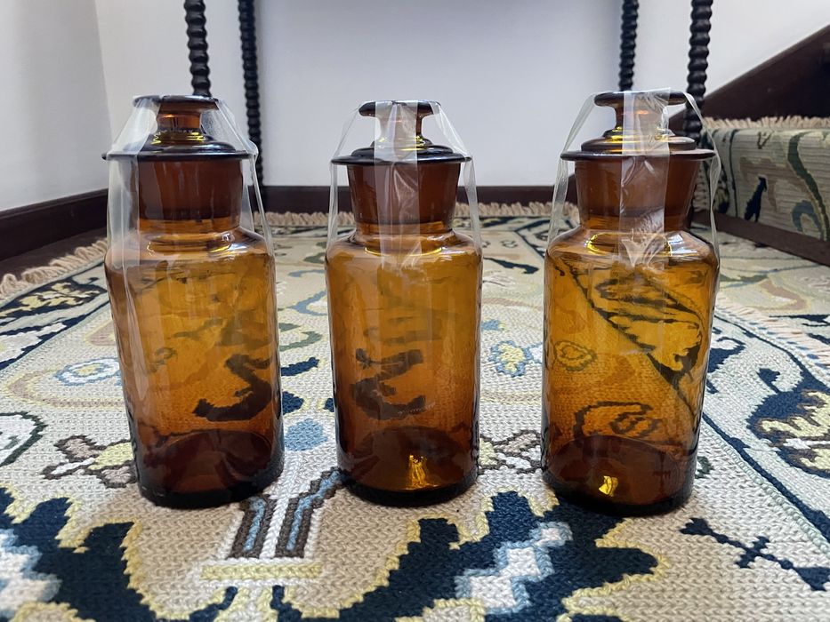 Conjunto de 3 frascos de farmacia muito antigos