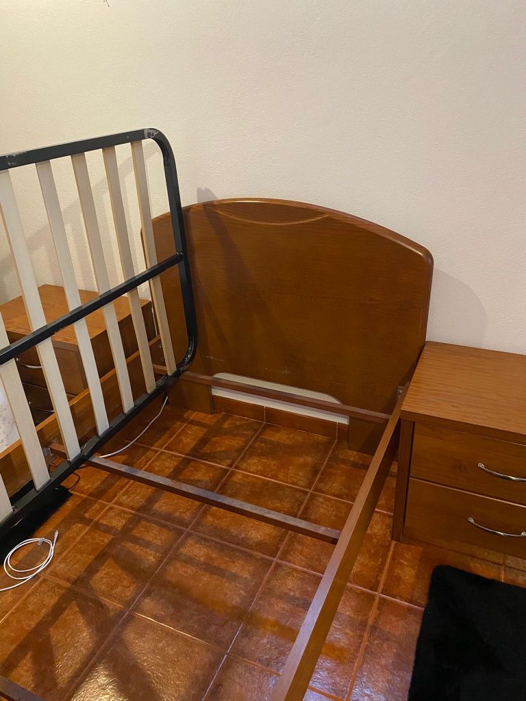 Cama solteiro, 2 mesas de cabeceira, colchão